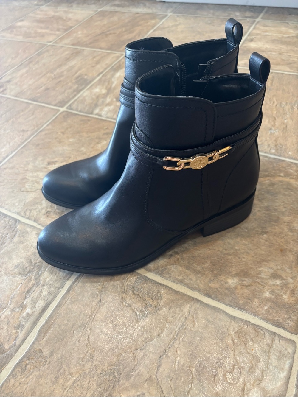 Bandolino Women’s Black Leather Ankle Boots with Gold Chain Accent Sz 7